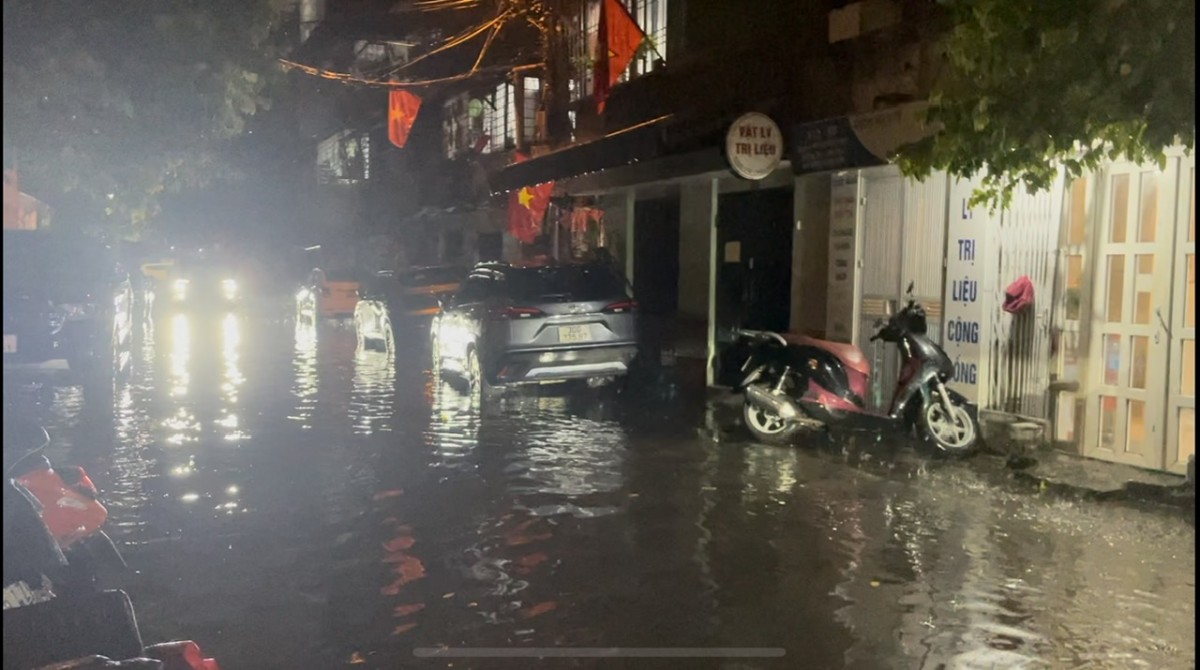 Ô tô ngập nước sau mưa bão: Cảnh báo và hướng dẫn làm bảo hiểm cho người dân Hà Nội