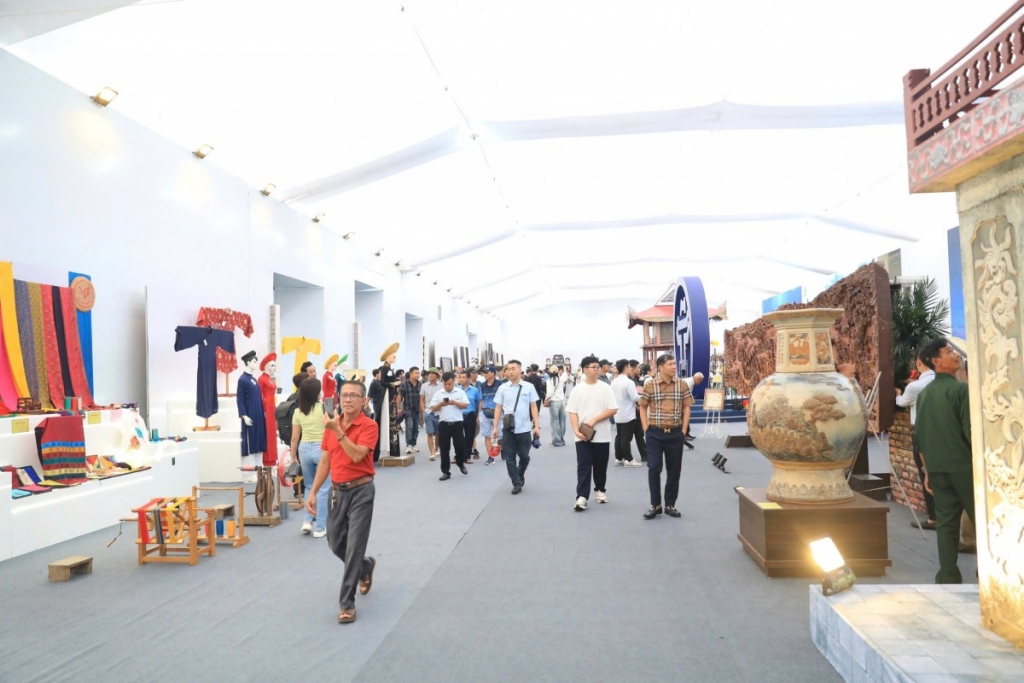 Hàng nghìn du khách tới tham quan, trải nghiệm Không gian Truyền thống và Sáng tạo Hà Nội dịp 2/9