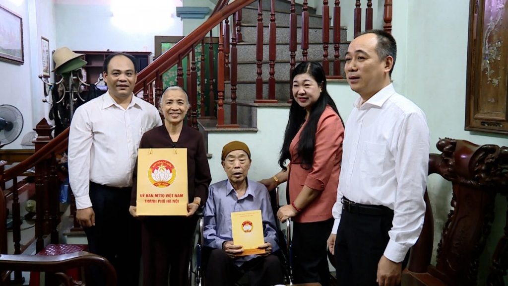 Tặng 1.000 suất quà tới cán bộ, hội viên, đoàn viên tiêu biểu có hoàn cảnh khó khăn