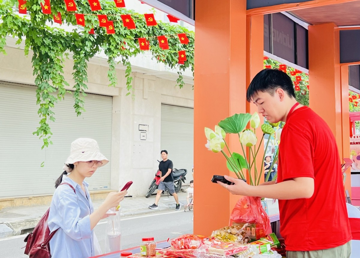 “Sắc đỏ Ba Đình” khơi dậy niềm tự hào dân tộc giữa lòng Hà Nội
