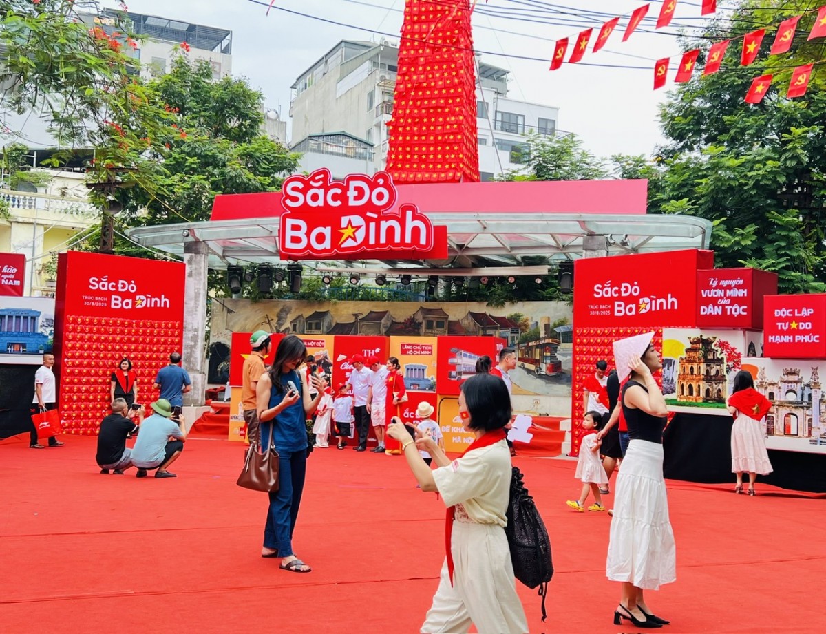 “Sắc đỏ Ba Đình” khơi dậy niềm tự hào dân tộc giữa lòng Hà Nội