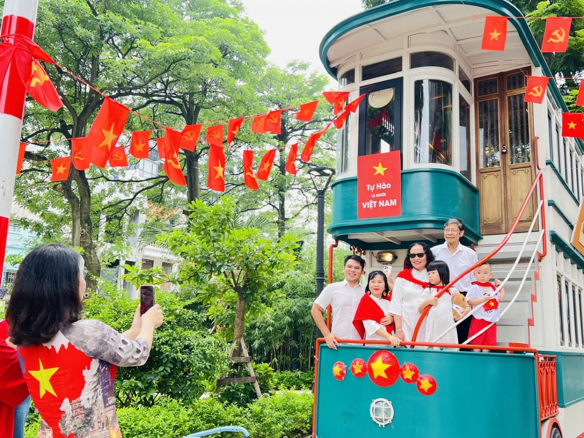 “Sắc đỏ Ba Đình” khơi dậy niềm tự hào dân tộc giữa lòng Hà Nội