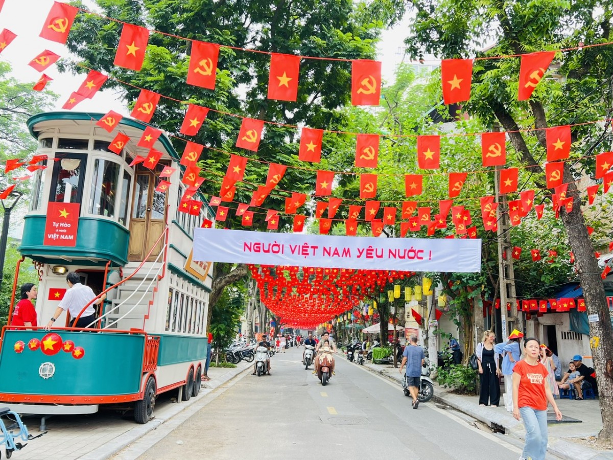 “Sắc đỏ Ba Đình” khơi dậy niềm tự hào dân tộc giữa lòng Hà Nội