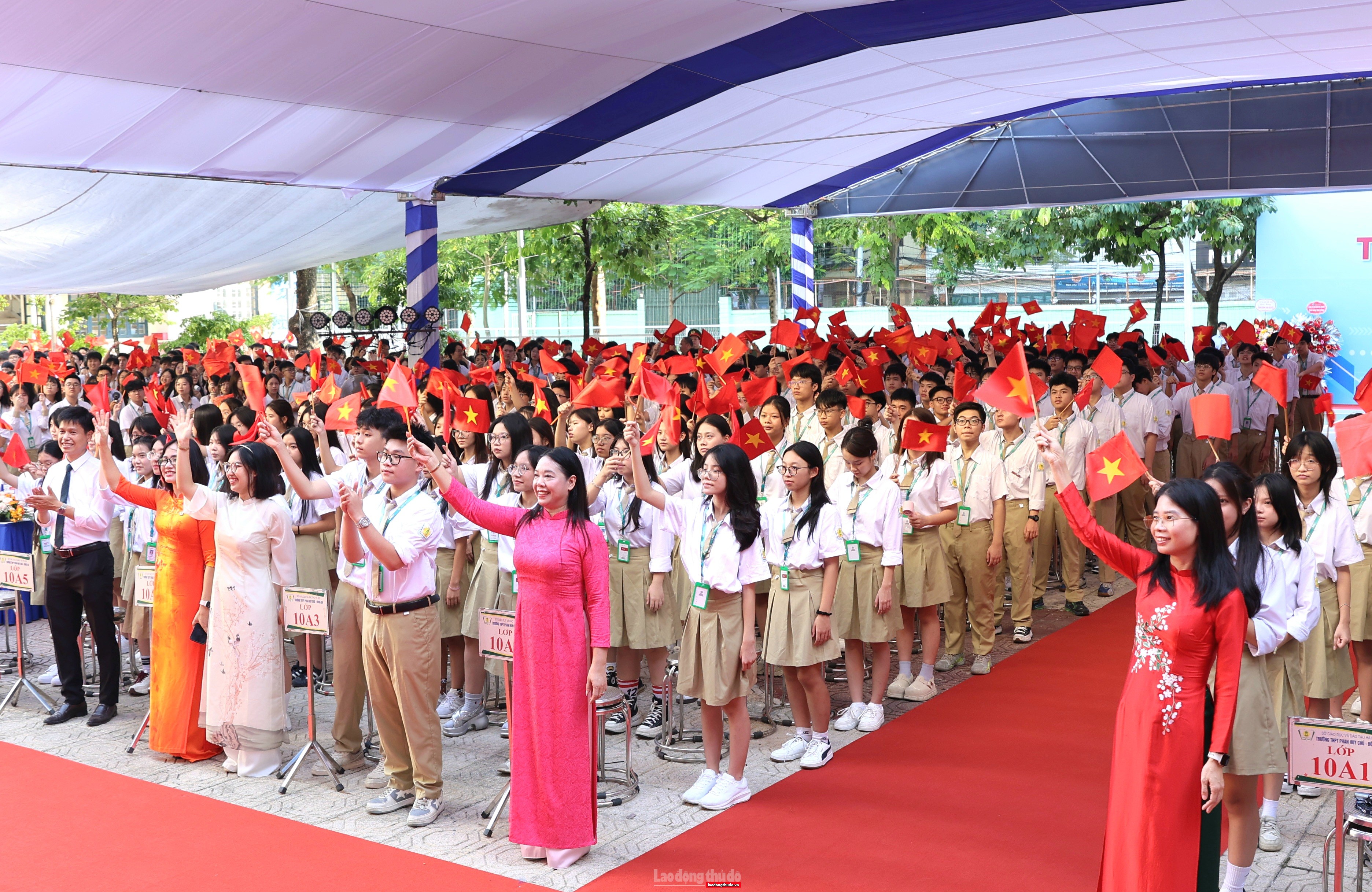 Lãnh đạo thành phố Hà Nội dự Lễ khai giảng tại điểm cầu Trường THPT Phan Huy Chú