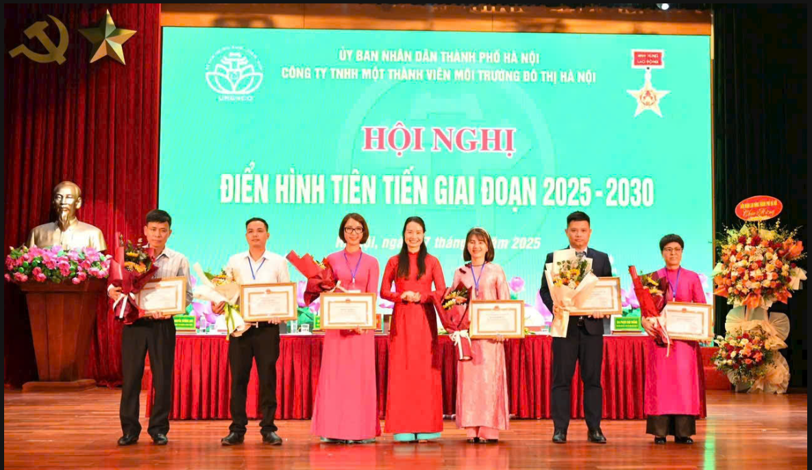 Người công nhân lặng thầm góp phần giữ đường phố sạch đẹp