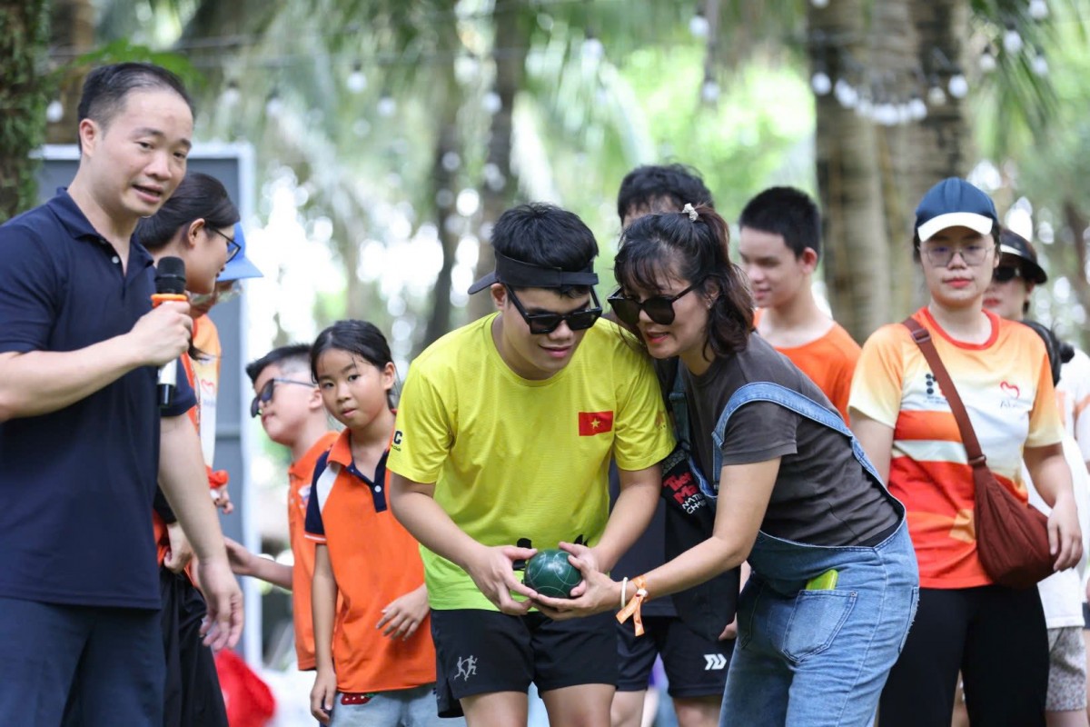 Câu chuyện rưng rưng về người mẹ có con trai khiếm thị