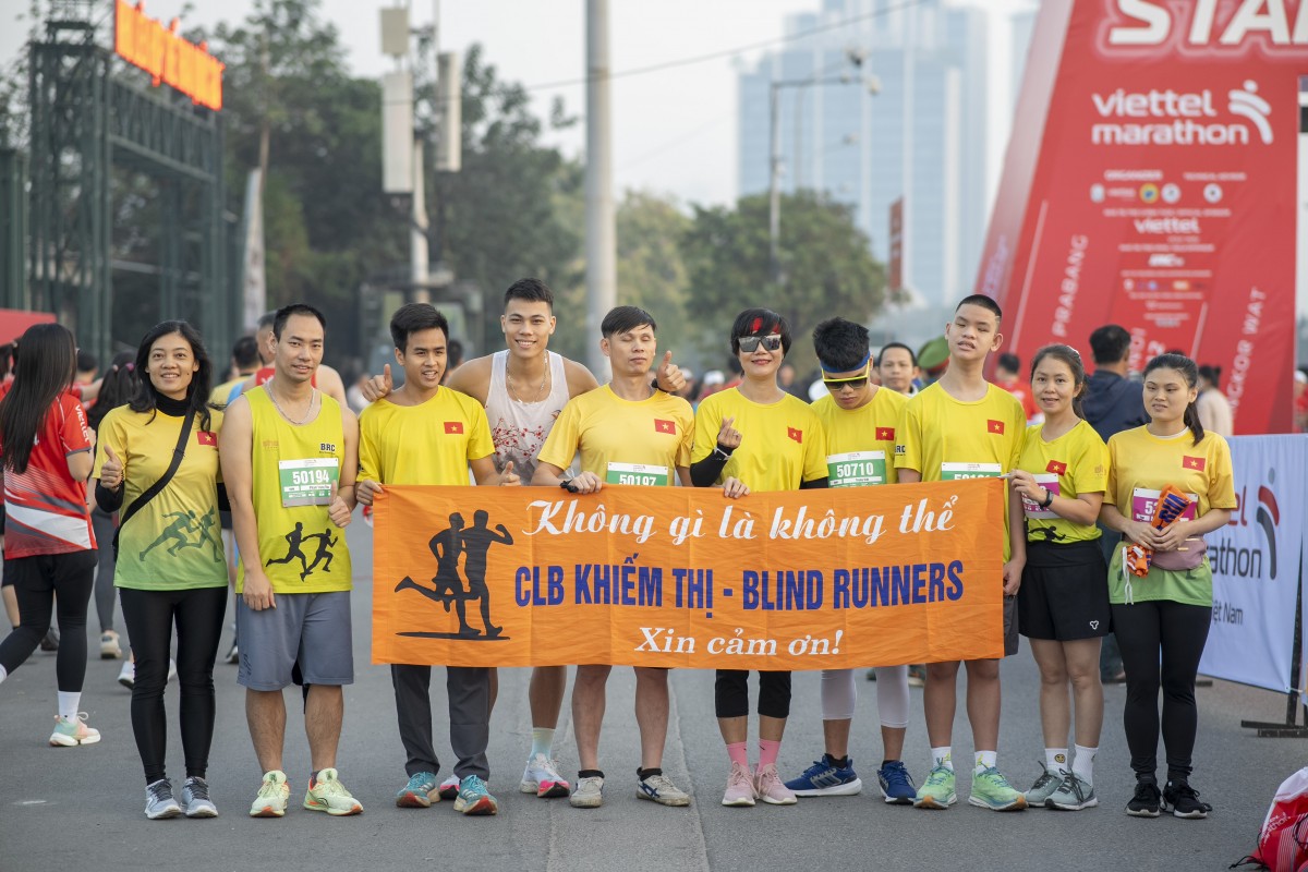 Câu chuyện rưng rưng về người mẹ có con trai khiếm thị