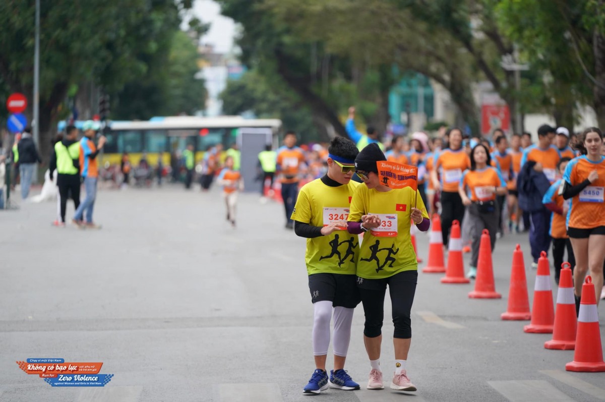 Câu chuyện rưng rưng về người mẹ có con trai khiếm thị