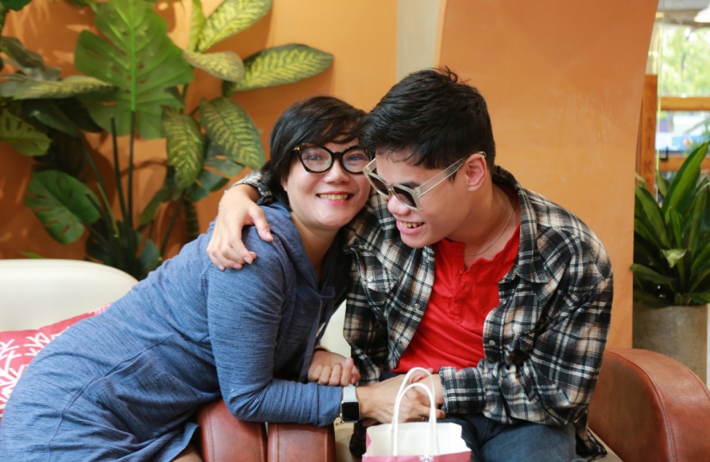 Câu chuyện rưng rưng về người mẹ có con trai khiếm thị