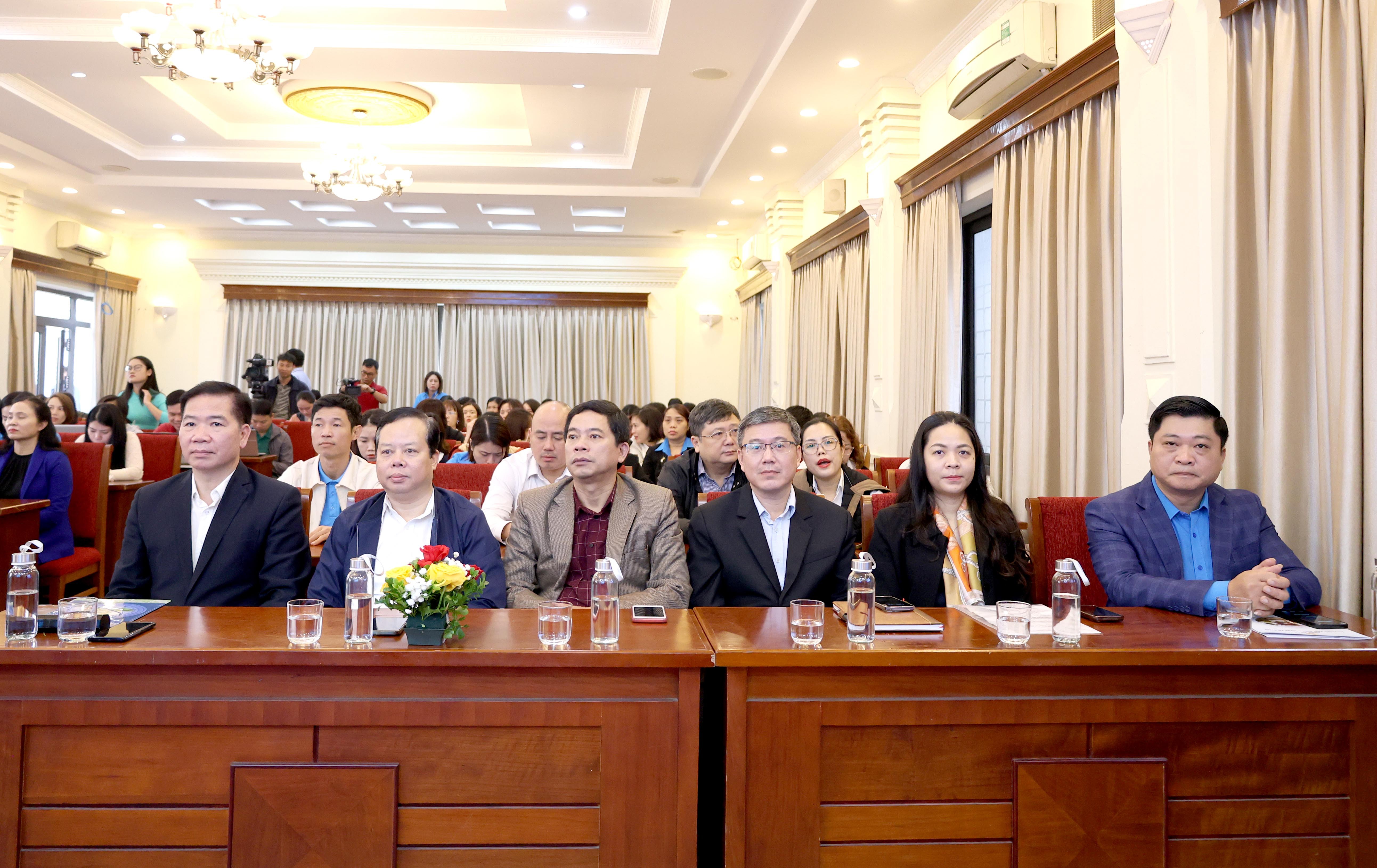 ĐANG TRỰC TUYẾN: Giải đáp về Đại hội Công đoàn cơ sở và các chính sách lao động, bảo hiểm xã hội