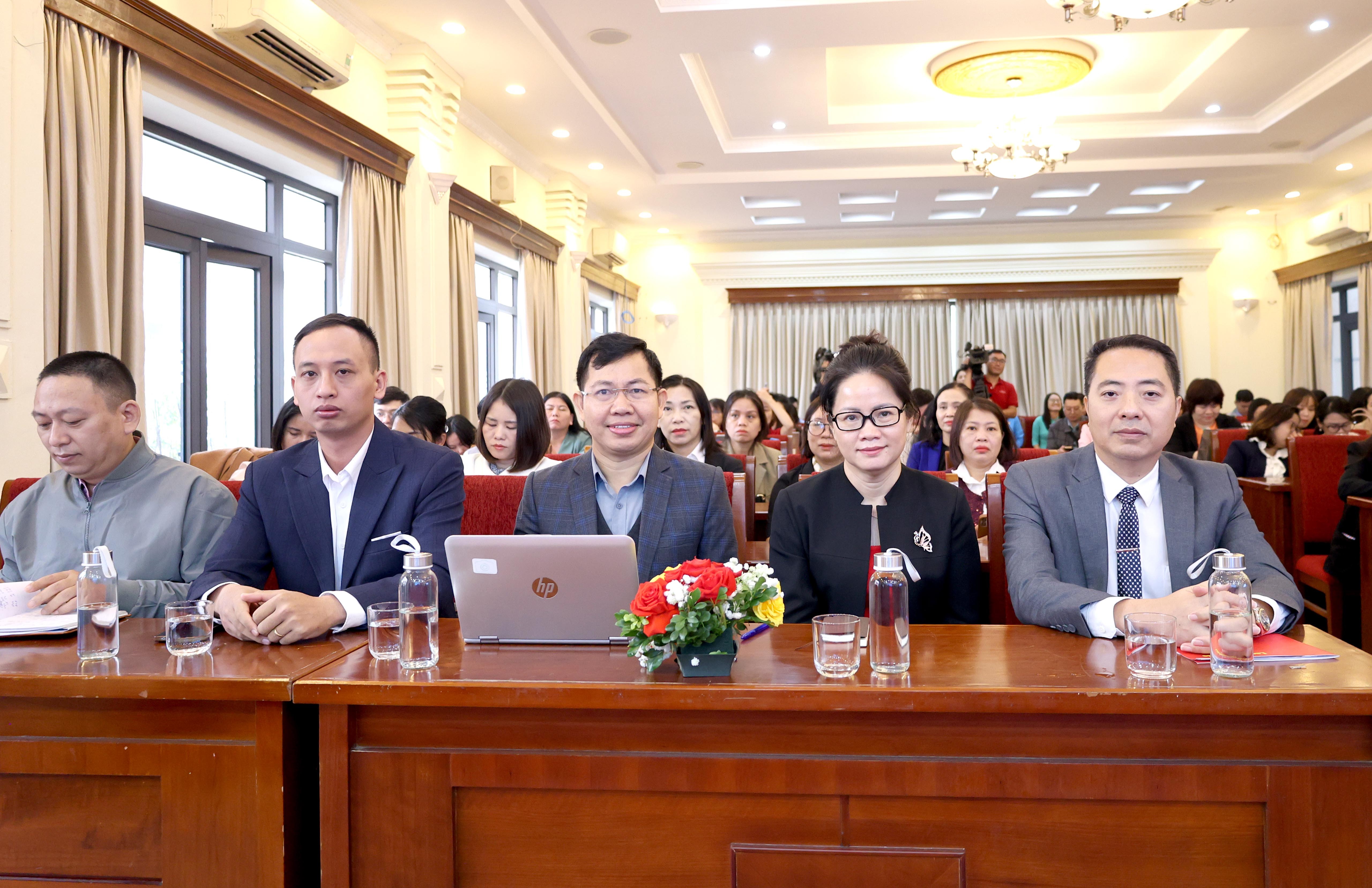 ĐANG TRỰC TUYẾN: Giải đáp về Đại hội Công đoàn cơ sở và các chính sách lao động, bảo hiểm xã hội