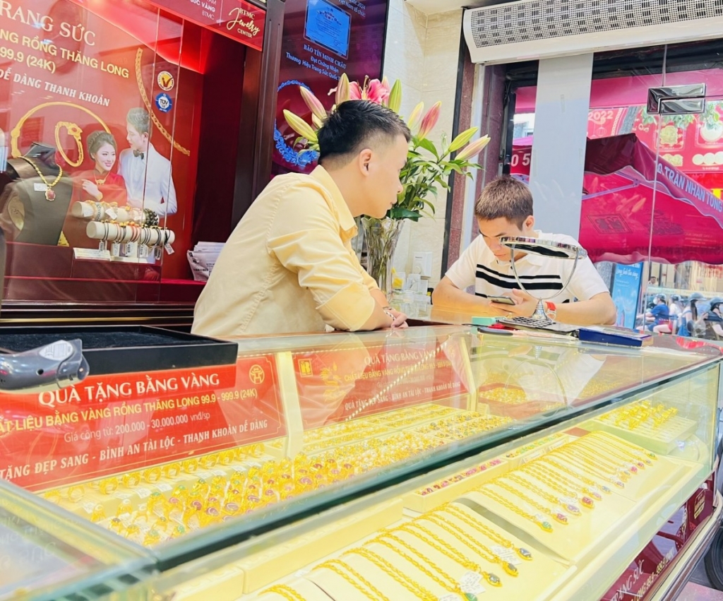 Giá vàng sáng nay (8/12): Giảm mạnh sau chuỗi ngày lập đỉnh