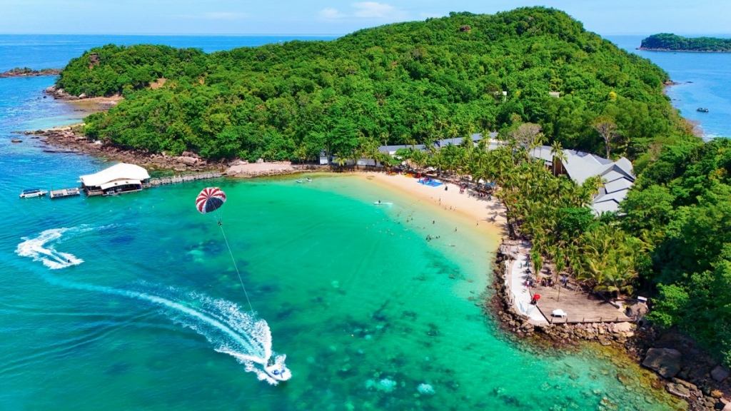 Nghỉ Tết Dương lịch 4 ngày, giá vé máy bay tăng vọt, nhiều chặng “cháy vé”