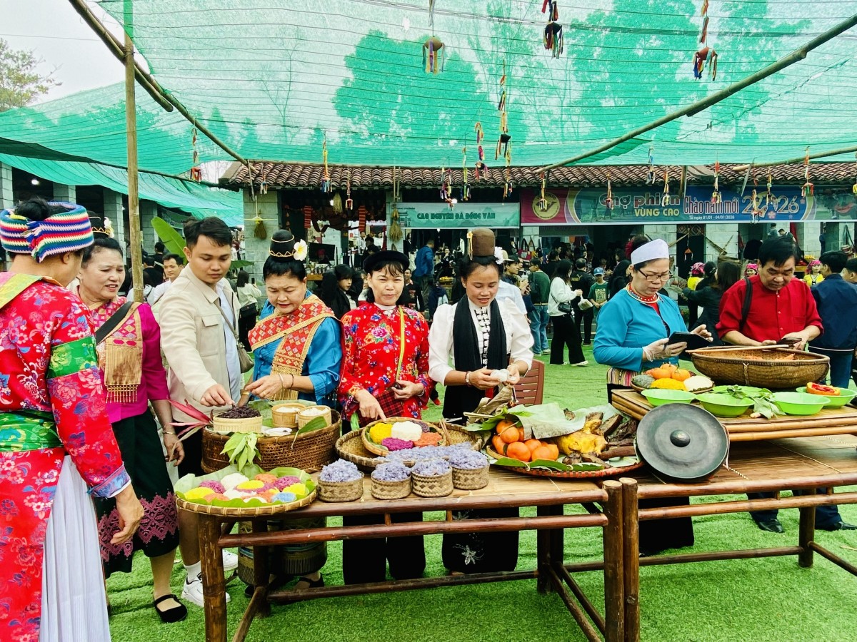 Người dân Thủ đô đổ về 