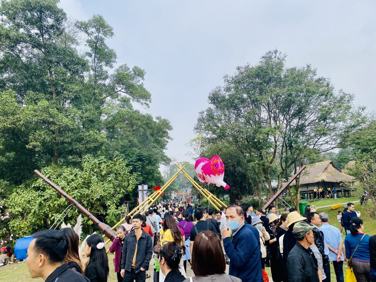 Người dân Thủ đô đổ về 