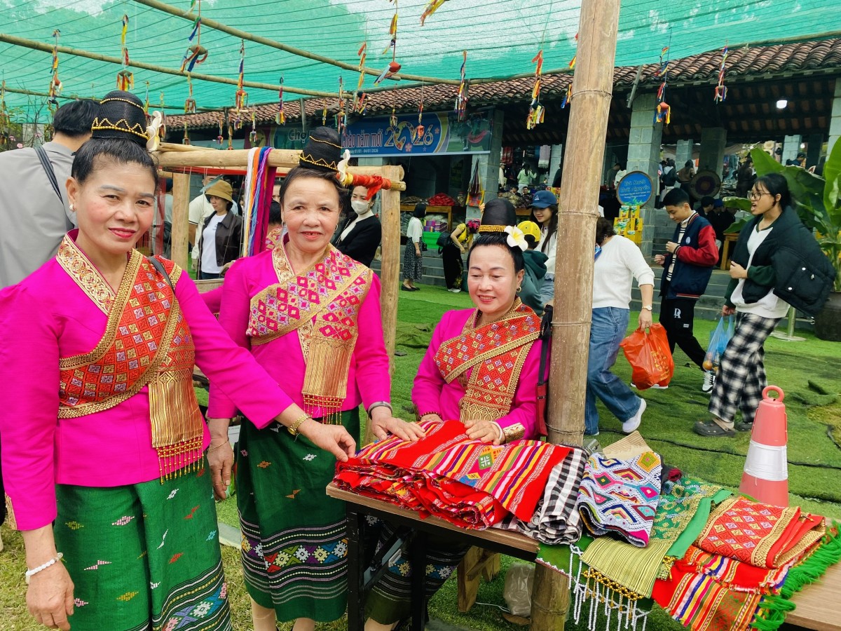 Người dân Thủ đô đổ về 