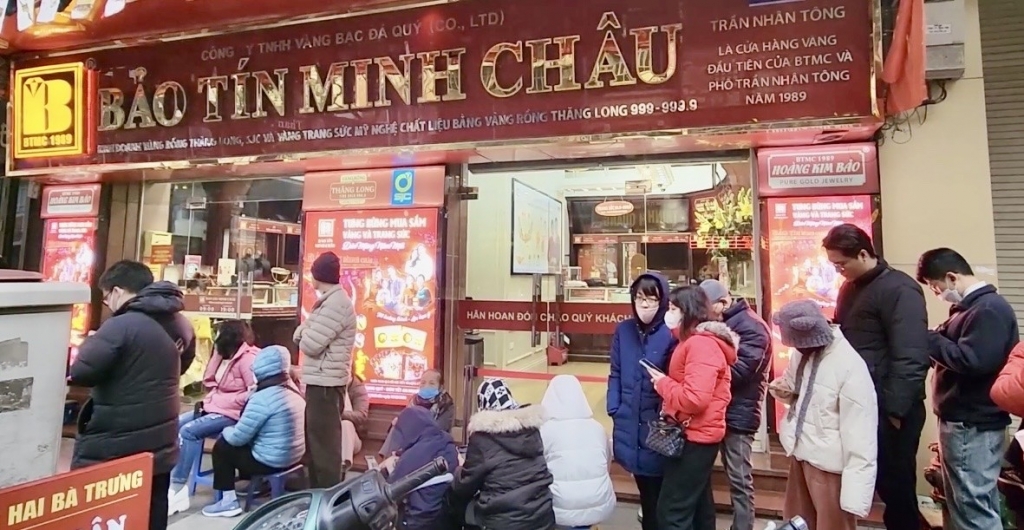 Giá vàng cao kỷ lục, bất chấp rét đậm người dân vẫn xếp hàng chờ mua