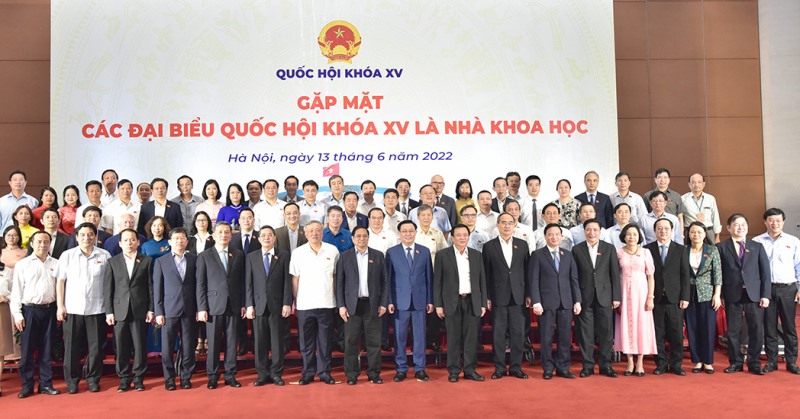 Thủ tướng Chính phủ Phạm Minh Chính và Chủ tịch Quốc hội Vương Đình Huệ với các đại biểu.