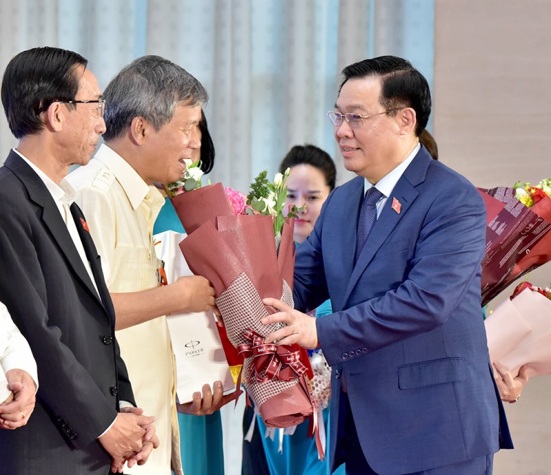 Chủ tịch Quốc hội Vương Đình Huệ tặng hoa và quà lưu niệm cho các đại biểu Quốc hội là nhà khoa học.