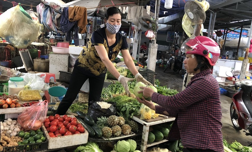 Công nhân "đau đầu" đi chợ vì giá thực phẩm tăng