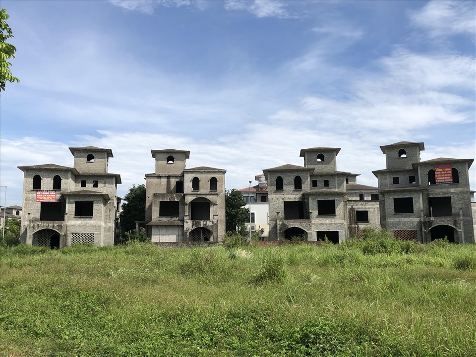 Những căn biệt thự bỏ hoang tại Nam An Khánh (Hoài Đức, TP.Hà Nội) được hét giá chóng mặt. Ảnh: Cao Nguyên