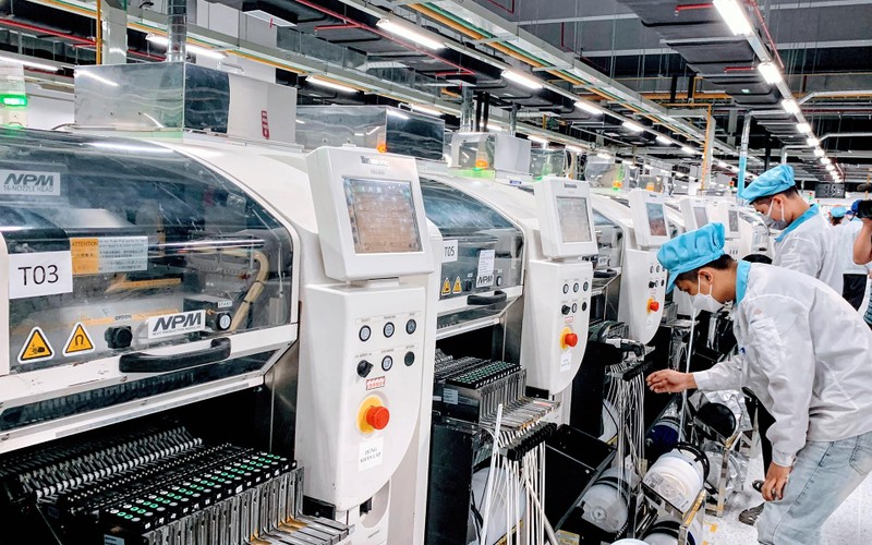 Công nhân làm việc trong Nhà máy Pegatron Việt Nam trong Khu công nghiệp DEEP-C Hải Phòng. (Ảnh NGÔ QUANG DŨNG)