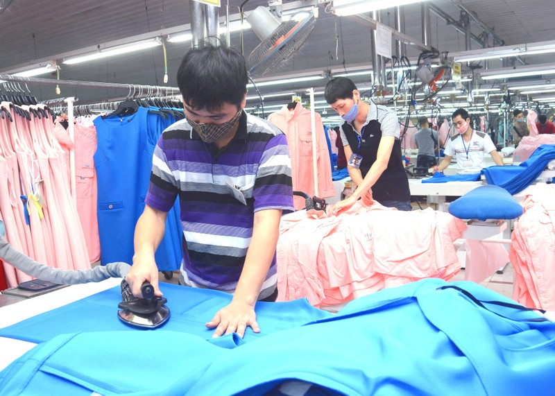 Sản xuất hàng may mặc xuất khẩu tại Công ty cổ phần may Sơn Hà, thị xã Sơn Tây, TP Hà Nội. (Ảnh: ĐĂNG DUY)