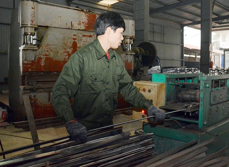 Sản xuất cấu kiện kim loại tại doanh nghiệp tư nhân Phương Nam, xã Phùng Xá, huyện Thạch Thất, Hà Nội. (Ảnh ĐĂNG DUY)