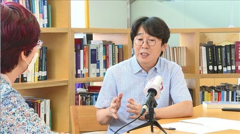 Phóng viên TTXVN tại Seoul phỏng vấn chuyên gia kinh tế Kawk Sung-il, Giám đốc Trung tâm Chiến lược an ninh kinh tế thuộc Viện nghiên cứu chính sách kinh tế quốc tế của Hàn Quốc. (Ảnh: TTXVN)