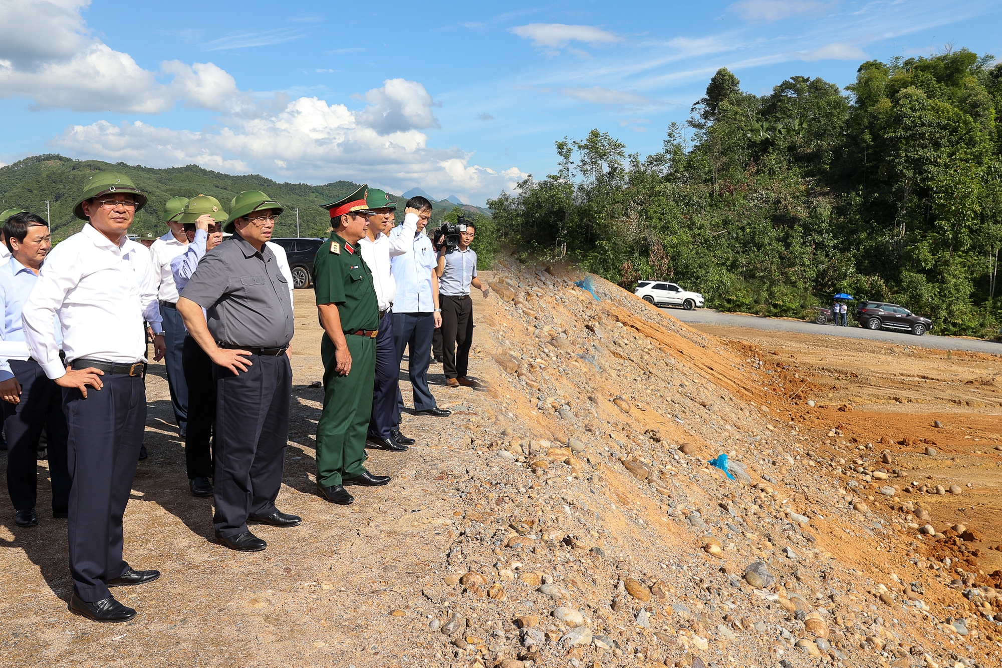 Thủ tướng khảo sát dự án sân bay Sa Pa, đường nối cao tốc Nội Bài - Lào Cai tới Sa Pa - Ảnh 2.