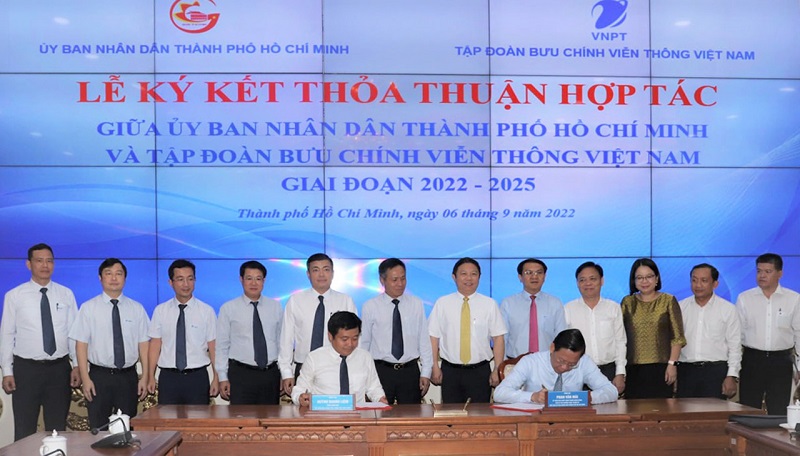 Chủ tịch UBND TPHCM Phan Văn Mãi và Tổng Giám đốc VNPT Huỳnh Quang Liêm ký kết thỏa thuận hợp tác