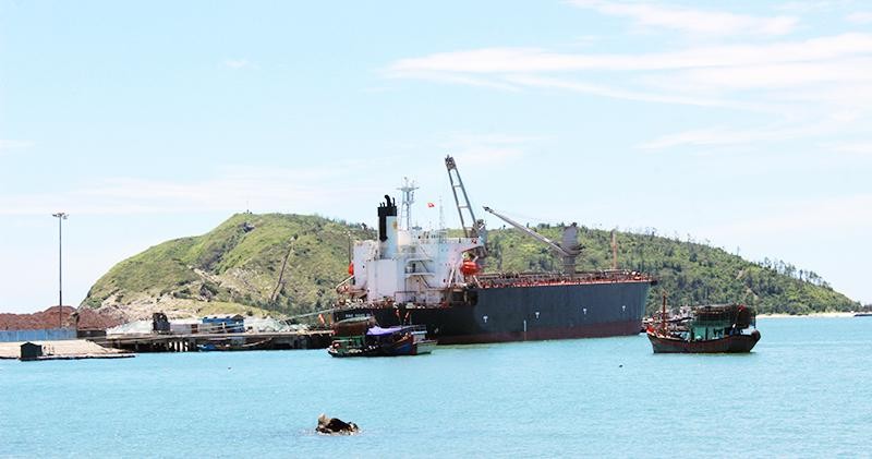 Tàu vào bốc dỡ hàng hóa tại Cảng Hòn La, tỉnh Quảng Bình.