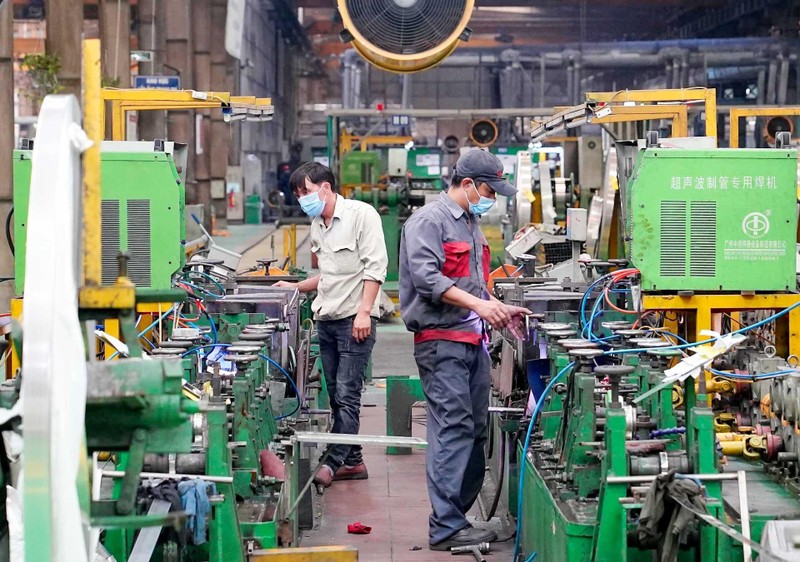 Dây chuyền sản xuất ống inox tại Công ty cổ phần quốc tế Sơn Hà, Khu công nghiệp Phùng, Hà Nội. (Ảnh DUY ĐĂNG)