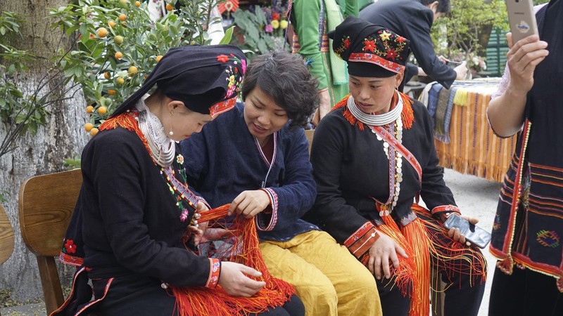 Trương Thị Thu Thủy (giữa) bên bà con dân tộc thiểu số.