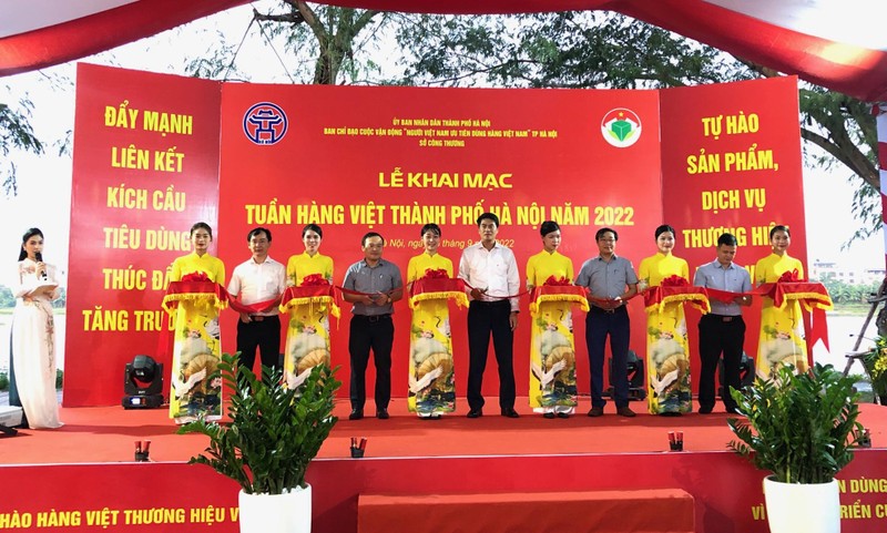 Các đại biểu cắt băng khai mạc Tuần hàng Việt thành phố Hà Nội năm 2022.