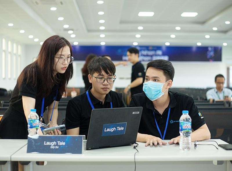 Một nhóm dự thi về phát triển công nghệ trí tuệ nhân tạo tại cuộc thi Quy Nhơn AI Hackathon 2022.