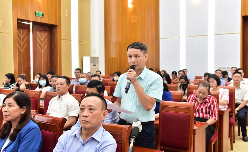 Các cử tri quận Hoàng Mai phát biểu ý kiến tại hội nghị tiếp xúc cử tri.
