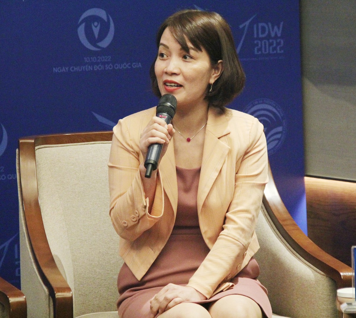 Bà Vũ Minh Tú, Giám đốc đối ngoại Lazada