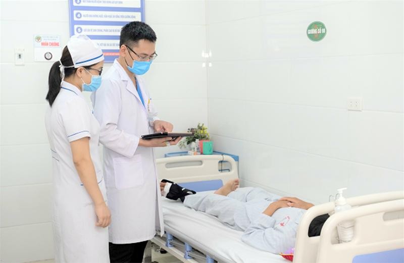 Theo dõi, điều trị và chăm sóc người bệnh trên iPad tại Bệnh viện đa khoa thành phố Vinh (Nghệ An).