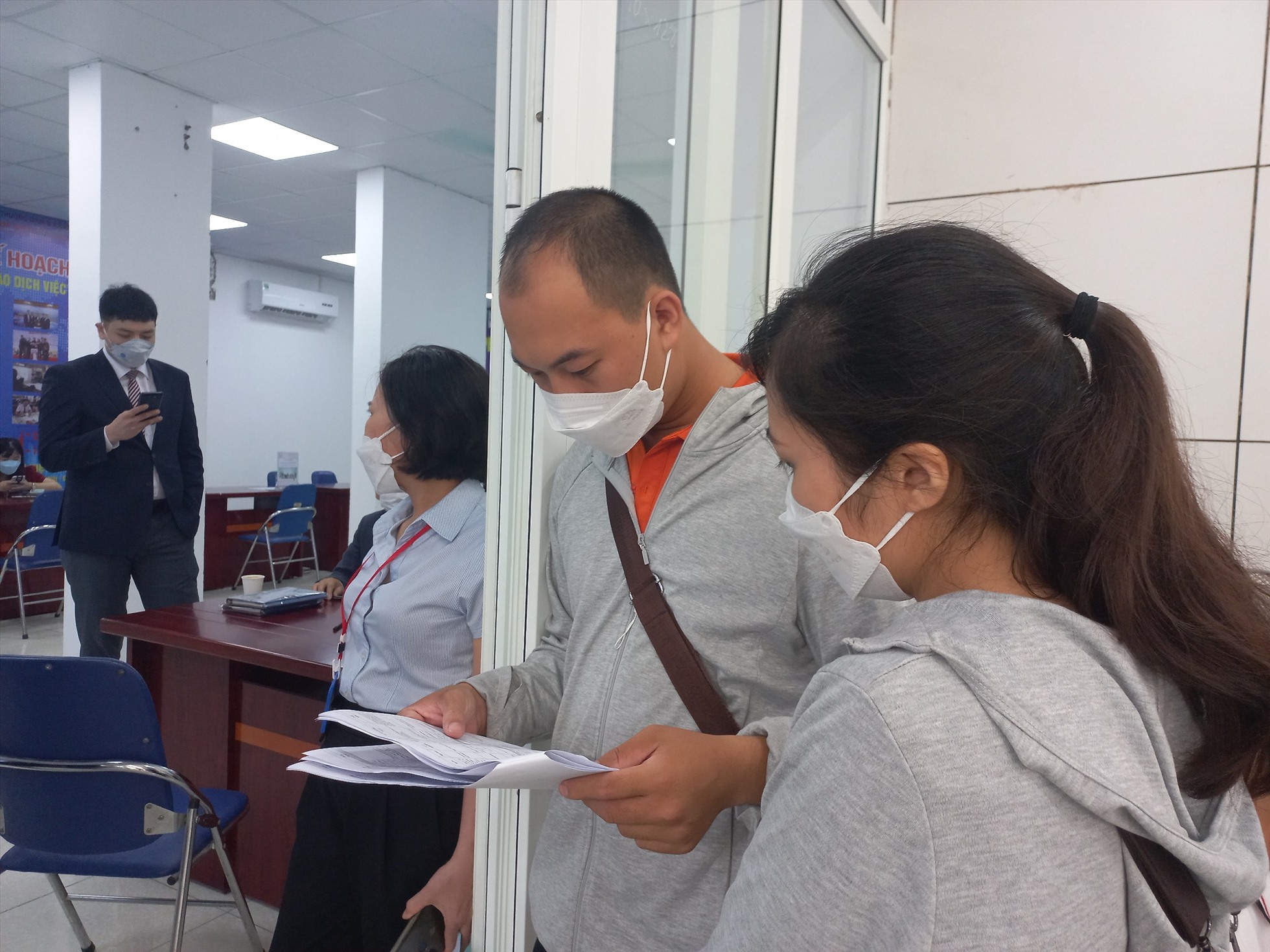 Người lao động tìm đến các phiên giao dịch việc làm tại Hà Nội để được kết nối với đơn vị tuyển dụng. Ảnh: Lương Hạnh.
