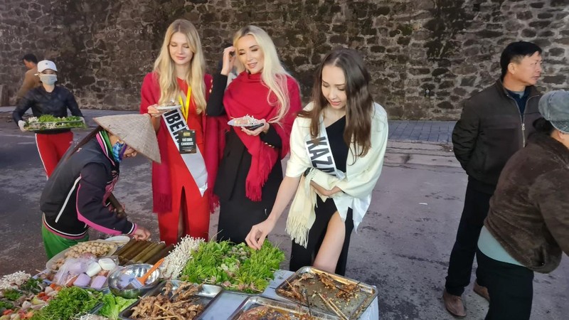 Thí sinh dự thi Hoa hậu du lịch thế giới 2022 hào hứng với ẩm thực đường phố.