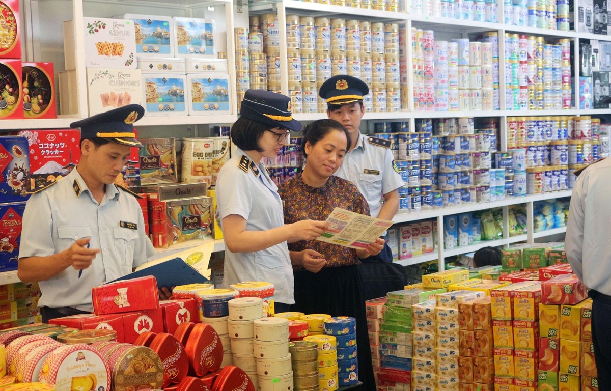 Đội Quản lý thị trường số 3, Cục Quản lý thị trường tỉnh Hà Nam kiểm tra, kiểm soát các mặt hàng bánh kẹo...trong dịp cuối năm. (Ảnh: Đại Nghĩa/TTXVN)