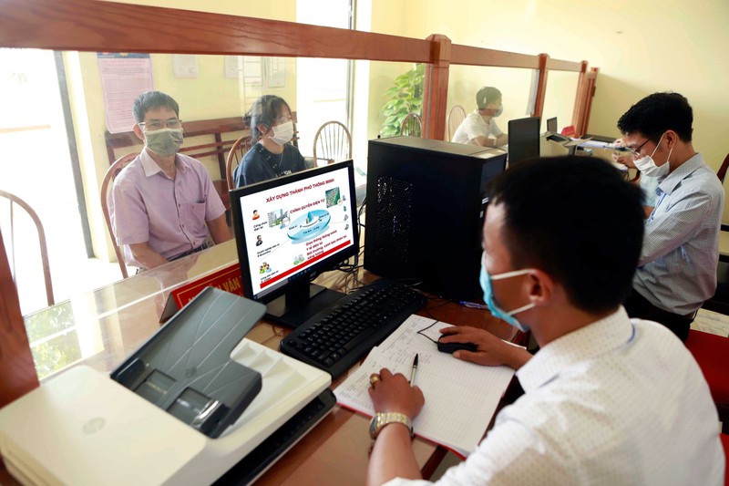 Sử dụng phần mềm một cửa điện tử tại bộ phận “một cửa” xã Quất Lưu, huyện Bình Xuyên (tỉnh Vĩnh Phúc). (Ảnh HOÀNG HÙNG)