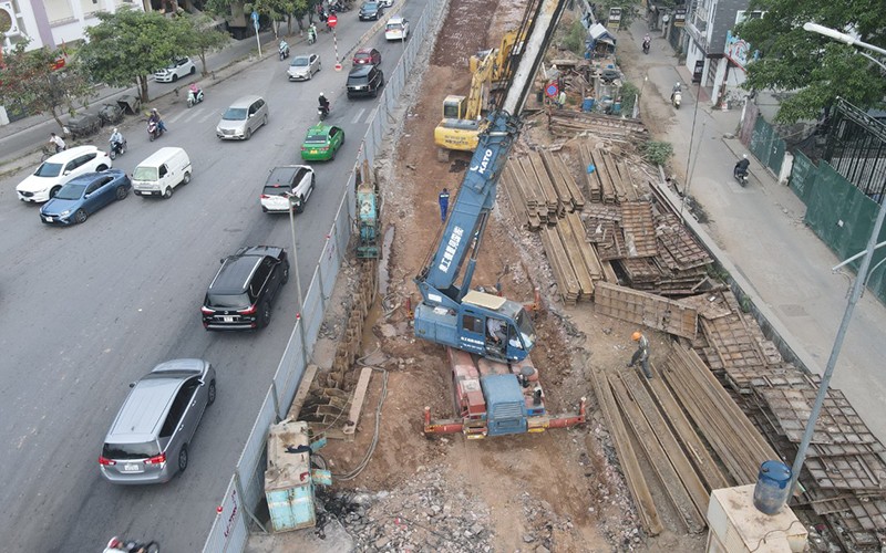 Dự án xây dựng cầu vượt tại nút giao An Dương-đường Thanh Niên (Hà Nội) giai đoạn 2 tiếp tục được triển khai sau thời gian tạm dừng. (Ảnh NGUYÊN TRANG)