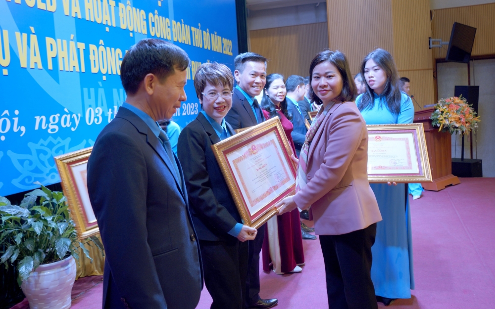 Tổng Biên tập báo Lao động Thủ đô Lê Thị Bích Ngọc vinh dự đón nhận Bằng khen của Thủ tướng Chính phủ